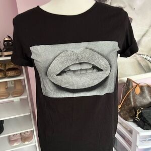 ♠️Guess Black and grey rhinestone lips t-shirt